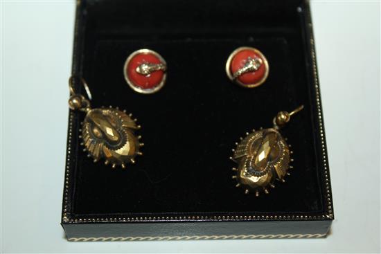 2 pairs of gold earrings - snake & coral